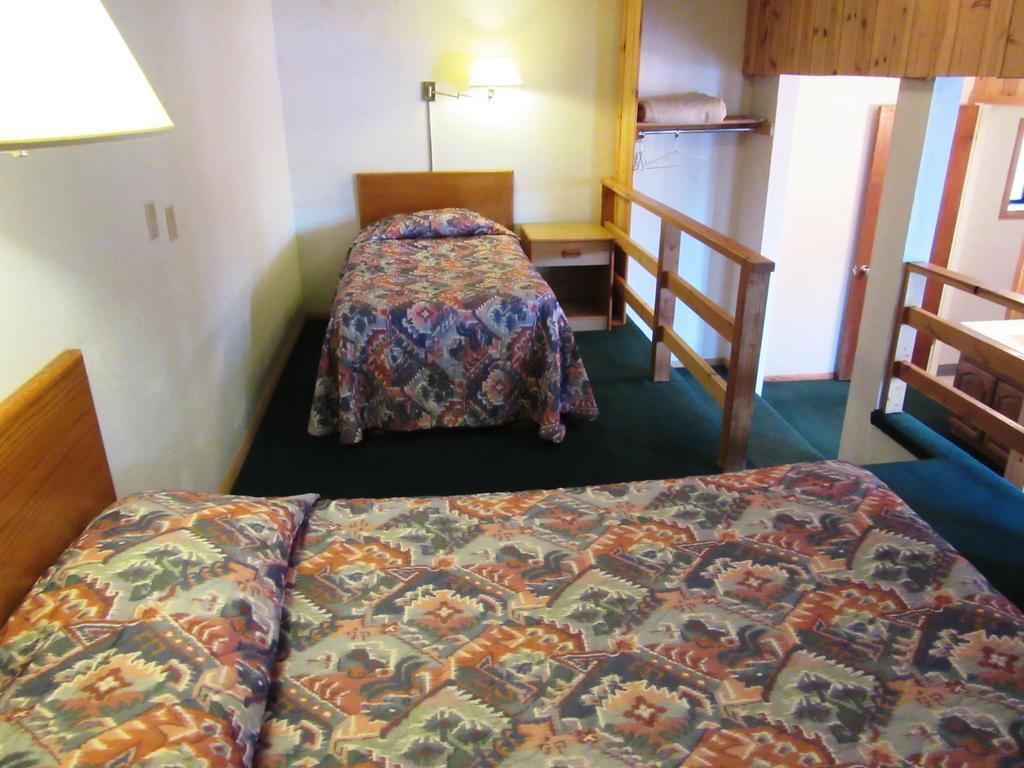 Travelers Lodge Уест Йелоустоун Стая снимка