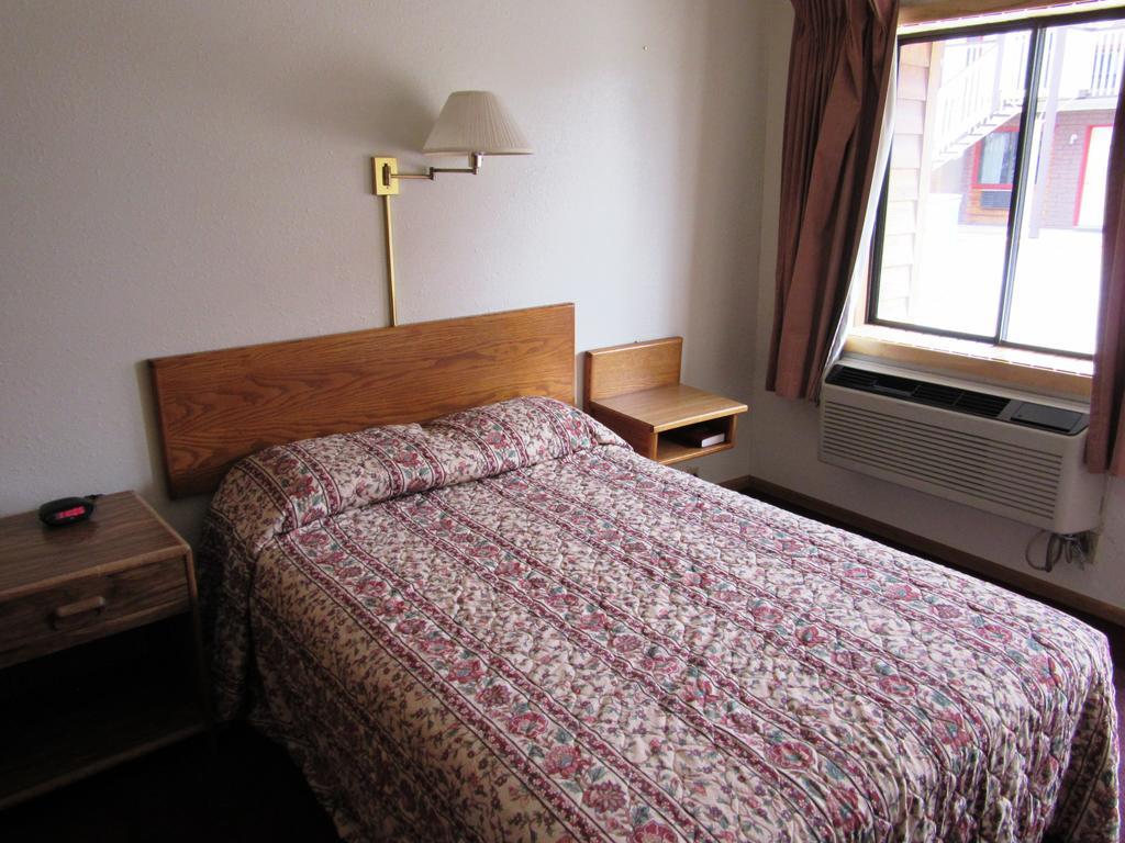 Travelers Lodge Уест Йелоустоун Стая снимка