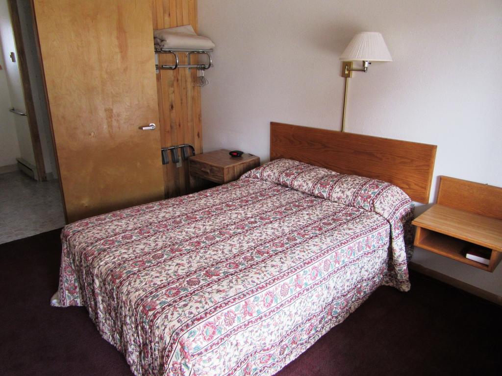 Travelers Lodge Уест Йелоустоун Стая снимка