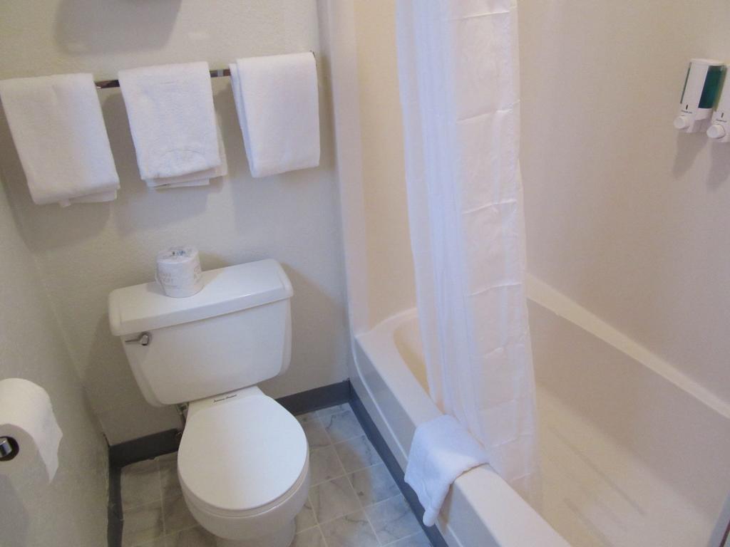 Travelers Lodge Уест Йелоустоун Стая снимка