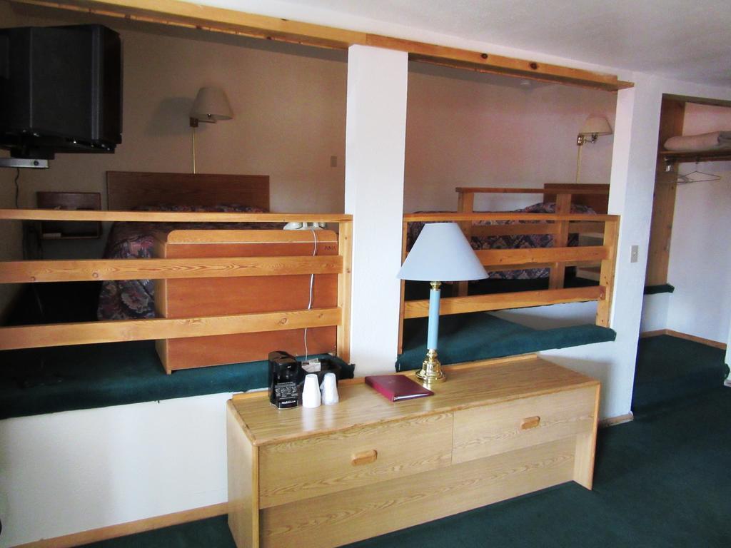 Travelers Lodge Уест Йелоустоун Стая снимка